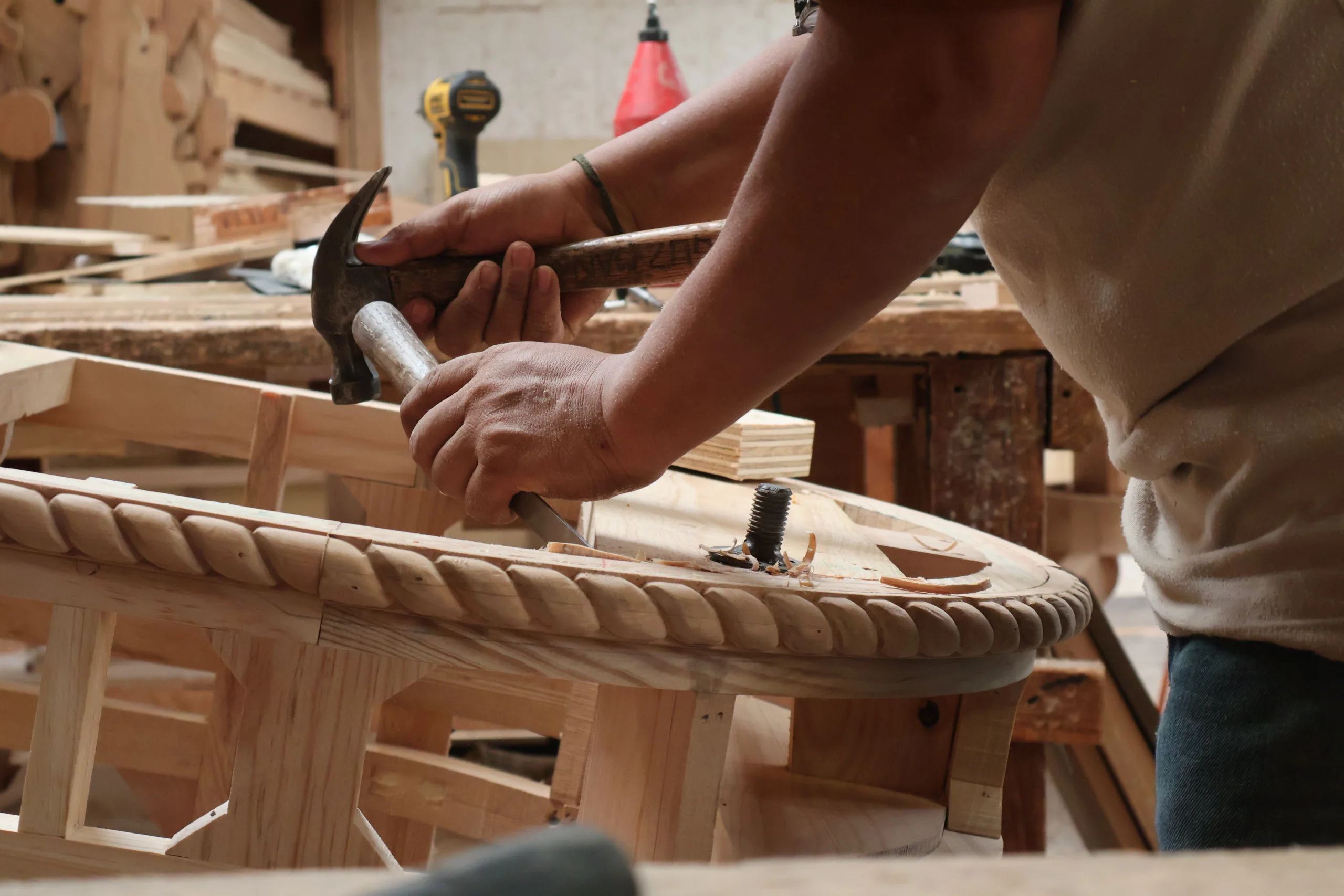 Detalle de madera estufada con herrajes de forja