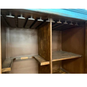 Armario para bar con cavas y porta copas.